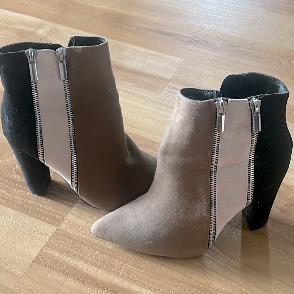 Tricolor. Side zip. Suade feel booties.